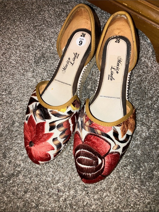 Mexico Lindo Shoes - Mexico Lindo Red Floral Embroidered Women’s Wedges Size 9